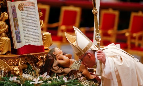 Papa krstio 36 beba i poručio majkama da ih mogu slobodno dojiti