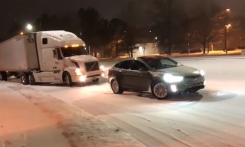 Šleper zapeo na usponu u snijegu, Teslin Model X ga izvukao