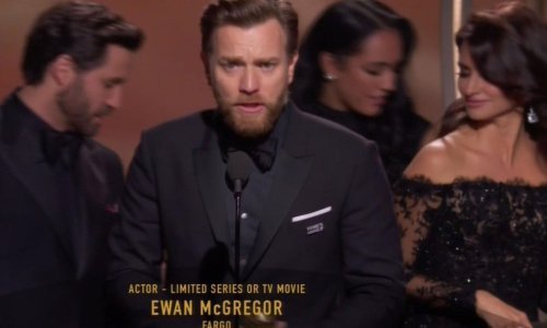 Nečuven potez: Primio prestižnu nagradu te zahvalio bivšoj ženi i djevojci zbog koje ju je ostavio