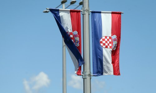 Zapaljena hrvatska zastava postavljena kod spomenika HVO-a u Bosni