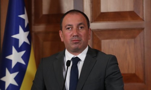 Šef diplomacije BiH nema namjeru prekinuti suradnju s veleposlanikom Del Vechijom