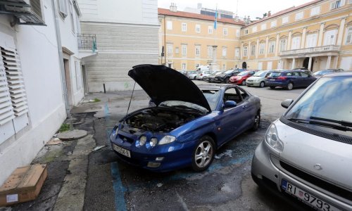 U Rijeci izgorio osobni automobil