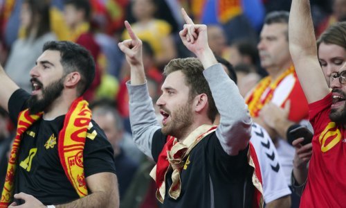 Tako se navija: Momčilo Otašević došao podržati crnogorske rukometaše