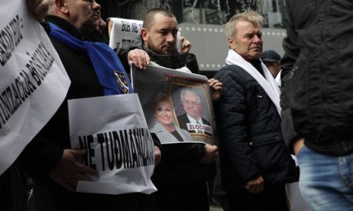 Predsjednicu Grabar-Kitarović u Sarajevu dočekalo tek desetak prosvjednika