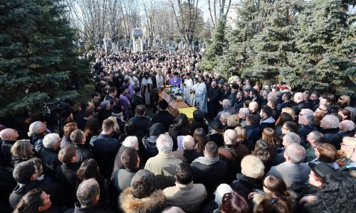 Tisuće ljudi na sprovodu ubijenog vođe kosovskih Srba u Beogradu