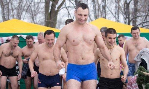 Smrznut ćete se: Pogledajte kako se pravoslavni vjernici kupaju u ledenoj vodi na -40