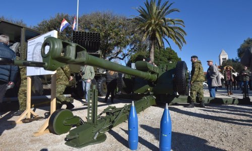 Na zadarskoj rivi izložba vojne opreme, stigle i Kiowe
