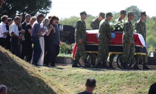 Pokopan ročnik koji je poginuo na poligonu Gašinci