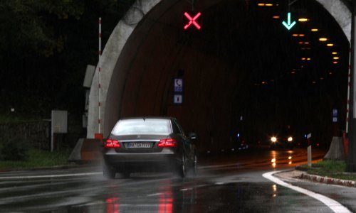 U tunelu Učka pao dio ventilacijskog sustava i prouzročio prometnu nesreću