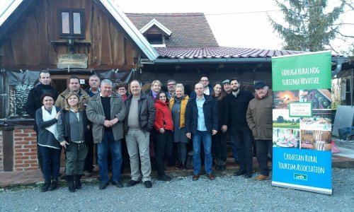 'Što se čeka s manjim nametima za turizam i CRO karticama?'