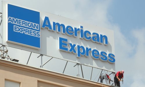 Prihodi i dobit American Expressa porasli, cijena dionice pala