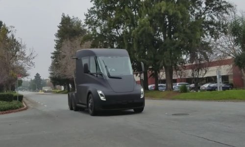 Prototipni Teslin električni šleper vozika se američkim predgrađem