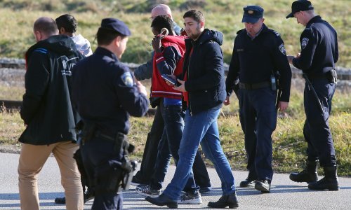 Migrant prijetio da će se baciti s rasvjetnog stupa kod Hotela Porin