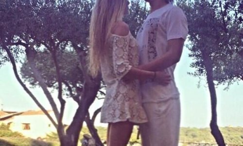 Tin Jedvaj u zagrljaju djevojke uživa na moru