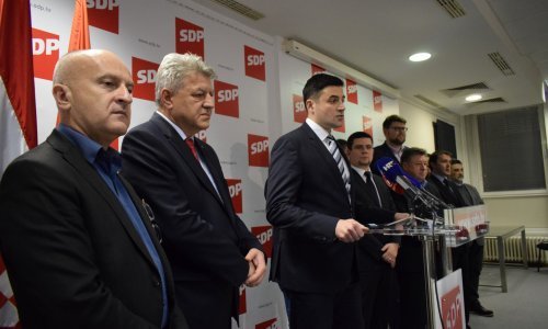 Pričalo se da ga žele rušiti, a SDP-ovci stali iza Bernardića. On pak opet zavapio: Di su pare?!