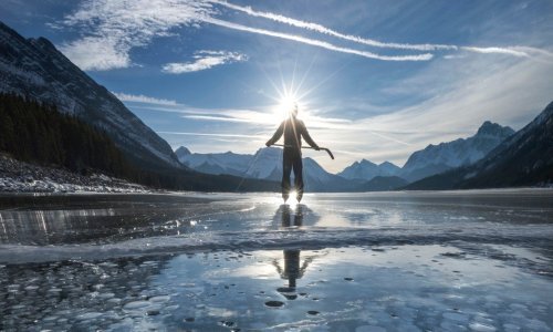 Zaustavite sve na trenutak i divite se ovom zaleđenom jezeru u Kanadi