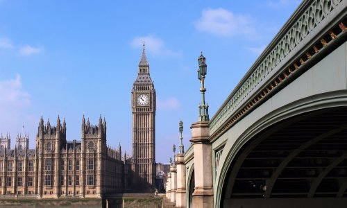 Protjerani ruski diplomati napuštaju veleposlanstvo u Londonu