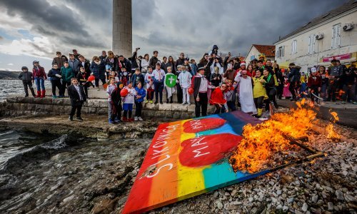 Pobogu, Kaštelani, što vam je knjiga skrivila? Barba Freud imao bi štošta reći...