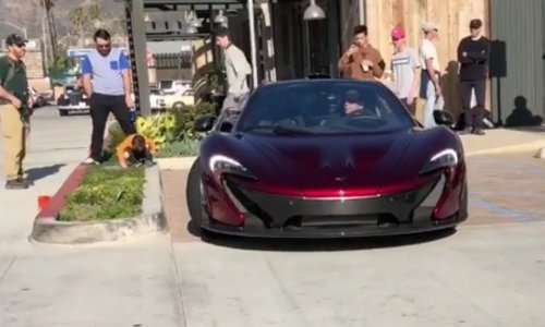 Probajte se ne lecnuti u trenutku kad milijun eura vrijedan McLaren P1 slučajno zakači rubnik