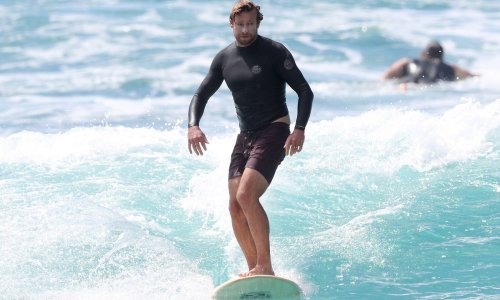 Magnet za poglede: Zgodni 'mentalist' zajahao valove