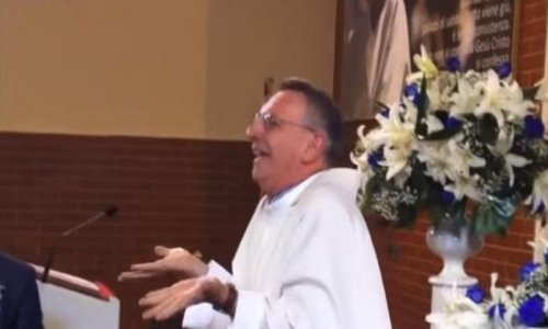 Čak i pet godina kasnije, raspjevani talijanski svećenik je internetski hit