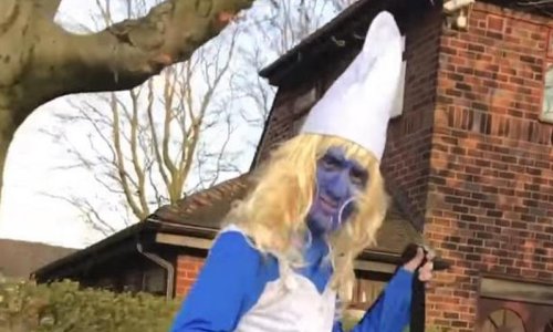 Prevarili frenda da se za izlazak kostimira u štrumpfa