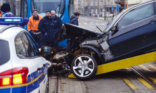BMW sletio s kolnika i blokirao tramvajski promet