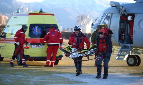 HGSS-ovci helikopterom spustili ozlijeđenog na zaleđenom Mosoru