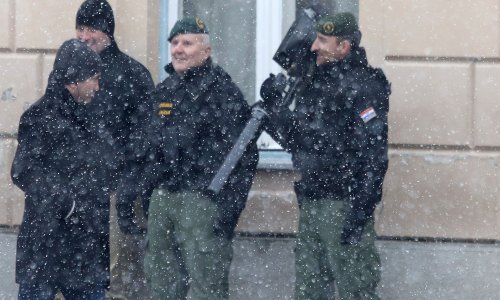 Policajci čuvaju Vučića i jednom neobičnom puškom. Doznajte o čemu je riječ