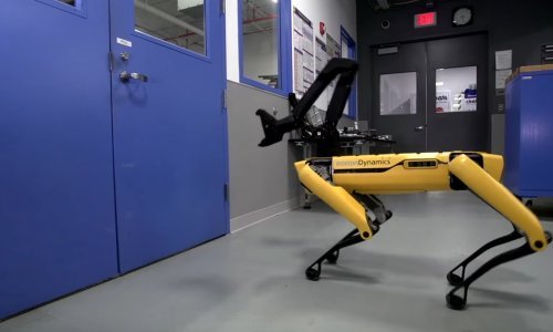 Pogledajte kako galantni roboti jedan drugome otvaraju vrata