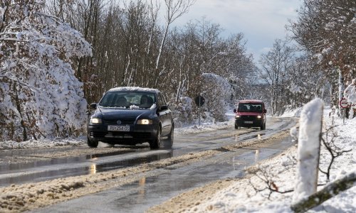 Oprez na cestama; probleme stvaraju mokri kolnici, snijeg i bura