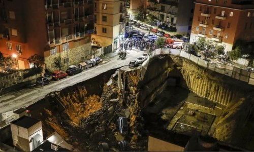 [VIDEO] Rupa u rimskoj ulici progutala sedam automobila