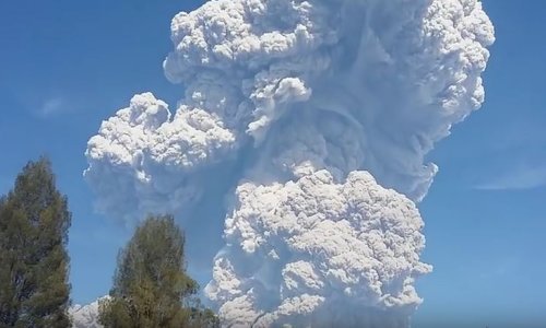 [VIDEO] Nevjerojatna snimka vulkana Sinabung koji je izbacio stup pepela visok pet kilometara