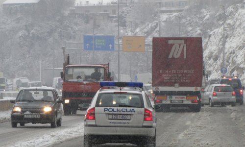 HAK upozorava: snijeg otežava vožnju u unutrašnjosti, vjetar na moru, a pazite se poledice