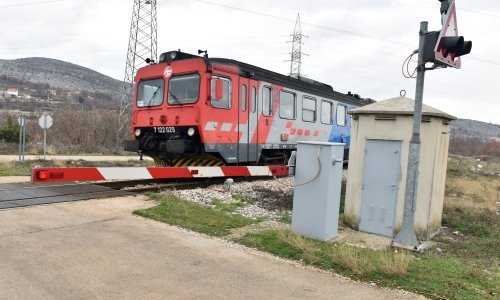 Autom pokušao prijeći prugu izvan uobičajenog prijelaza; vozilo je uništeno, a srećom nitko nije ozlijeđen