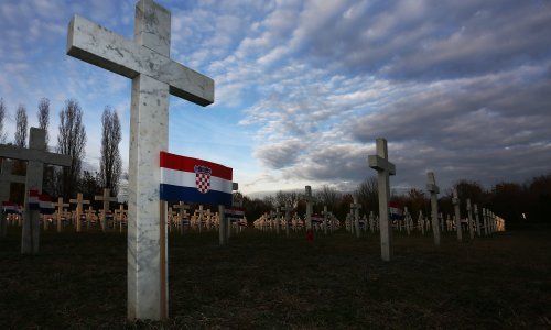U Novome Sadu uništena izložba fotografija o razaranju Vukovara