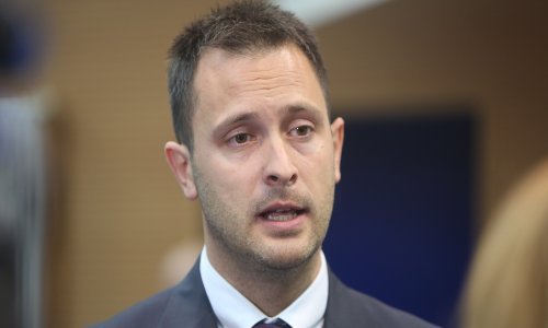 Nakon što je uživo, pored šokirane ministrice dao ostavku, bivši državni tajnik pokrenuo Facebook stranicu