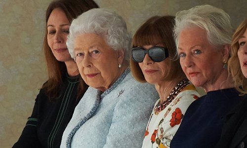 Prva modna revija kraljice Elizabete: Odgledala je iz prvog reda i u društvu Anne Wintour