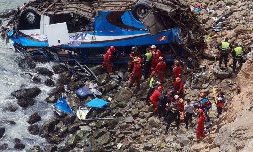 U padu autobusa provaliju poginulo 35 ljudi