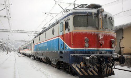 Vlak zaglavio u Lici: Putnici očajni, čekaju lokomotivu spasa...