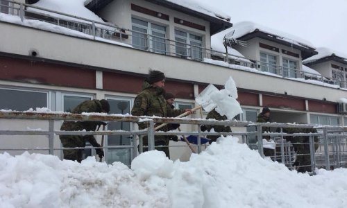 Oko 100 vojnika pomaže Ličanima u uklanjanju posljedica snježnog nevremena