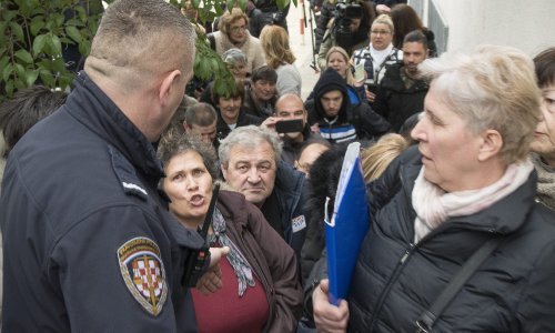 Burno ročište u Splitu: Mediji stjerani u kut, a radnici tvrde da su 'tri puta opljačkani'