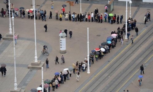 Tisuće vjernika u koloni čeka da vidi tijelo Leopolda Mandića