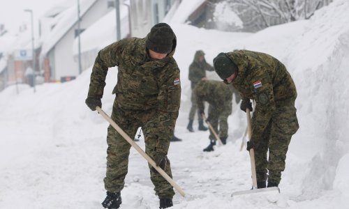 Dramatične fotografije iz zatrpanog Gorskog kotara: Vojska pomaže, ali građani više ne mogu