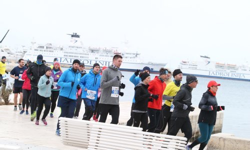 Uz prve pahulje snijega započeo Splitski polumaraton