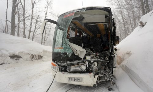 Epilog teškog sudara autobusa i kamiona: Jedan vozač na intenzivnoj, troje putnika na odjelu