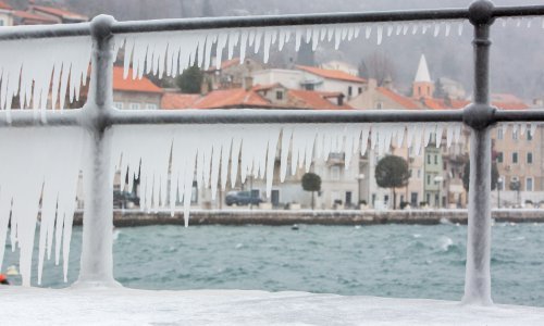 Snijeg i led okovali obalu od Pule do Visa; imamo hrpu fotografija i snimki