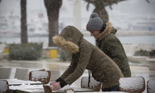 [VIDEO] U Splitu zbog poledice građanima uputa: Ne izlazite bez potrebe. Na Korčuli proglašeni zimski uvjeti