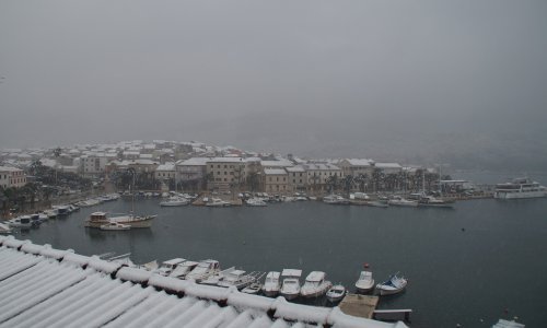 Bijeli se na Korčuli, u Bjelovaru otkazana nastava, vlakovi se jedva probijaju