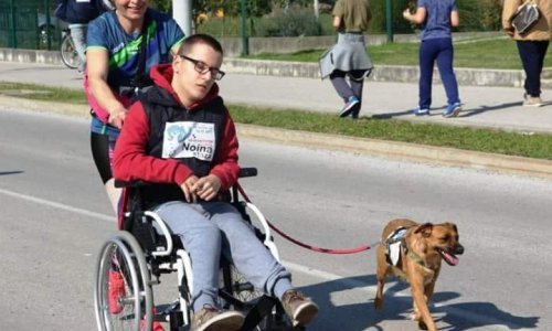 Prognoze su bile poražavajuće, ali dječak je počeo govoriti. Sada bi mogao i prohodati ali treba pomoć